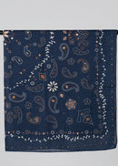 Vue de détail du foulard Cleo imprimé bandana
