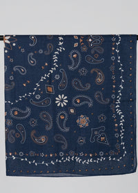 Vue de détail du foulard Cleo imprimé bandana

