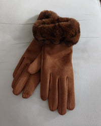 paire de gants posé sur un support ecru. ces gants sont en matière suédine camel réhaussé d'un poigné en fourreau leopard matière fausse fourrure sur Martigues