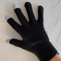 Gants Gap portés - gants tactiles femme maille noire doigts connectés smartphones