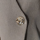 Detail sur le bouton doré du gilet GALA asymétrique sans manches en coloris beige , taille unique 36-42