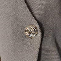 Detail sur le bouton doré du gilet GALA asymétrique sans manches en coloris beige , taille unique 36-42