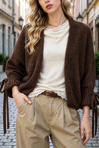 Gilet maille douce Reno choco porté, ouvert, manches longues, made in Italy
