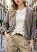 Gilet maille douce Reno taupe porté, ouvert, manches longues, made in Italy
