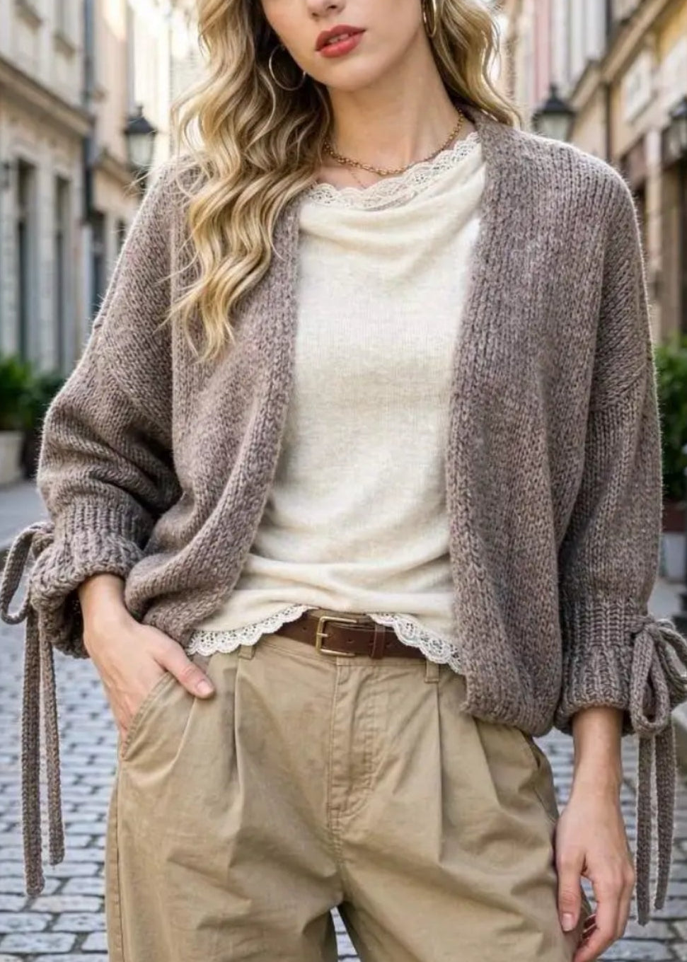 Gilet maille douce Reno taupe porté, ouvert, manches longues, made in Italy
