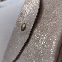 Gros plan effet irisé cuir Tomari - texture souple et reflets dorés