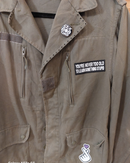 Détail des patchs avant. Sur le pin's on peut lire "sex bob omb" blanc sur noir sur le patch poitrine on peut lire " you're never too old to learn something stupid " noir sur blanc et sur la poche du bas un patch représentant un cœur rose émergeant d'un claquement de doigts 