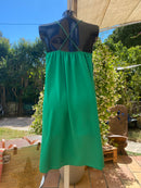 INEVA-MUST HAVE-ROBE COULEUR VERTE VUE DE DOS-ROBE BRETELLES CROISEES DOS-ROBE AMPLE UNIE-ROBE UNIE PAS CHERE-ROBE POLYESTERE-ROBE COURTE BRETELLES SUR CARRY