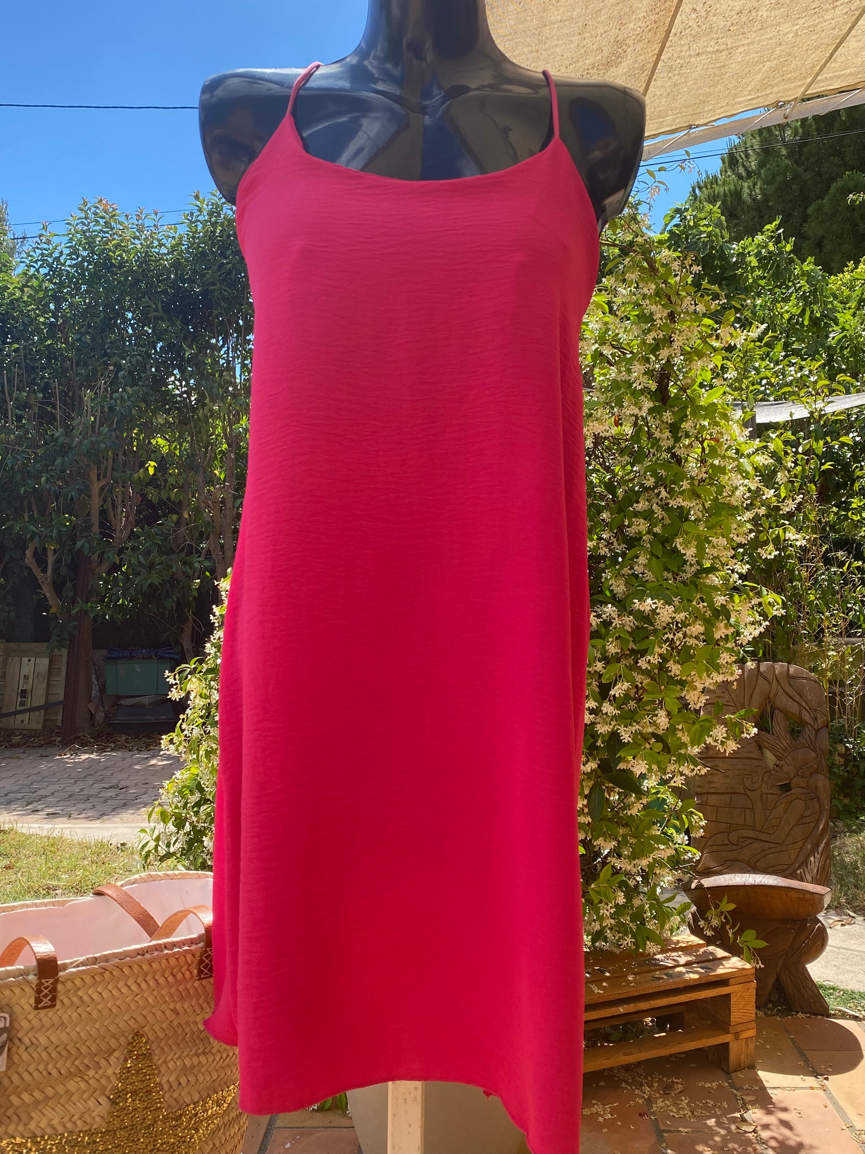 INEVA-MUST HAVE-ROBE COULEUR FUSHIA-ROBE BRETELLES CROISEES DOS-ROBE AMPLE UNIE-ROBE UNIE PAS CHERE-ROBE POLYESTERE-ROBE COURTE BRETELLES SUR CARRY