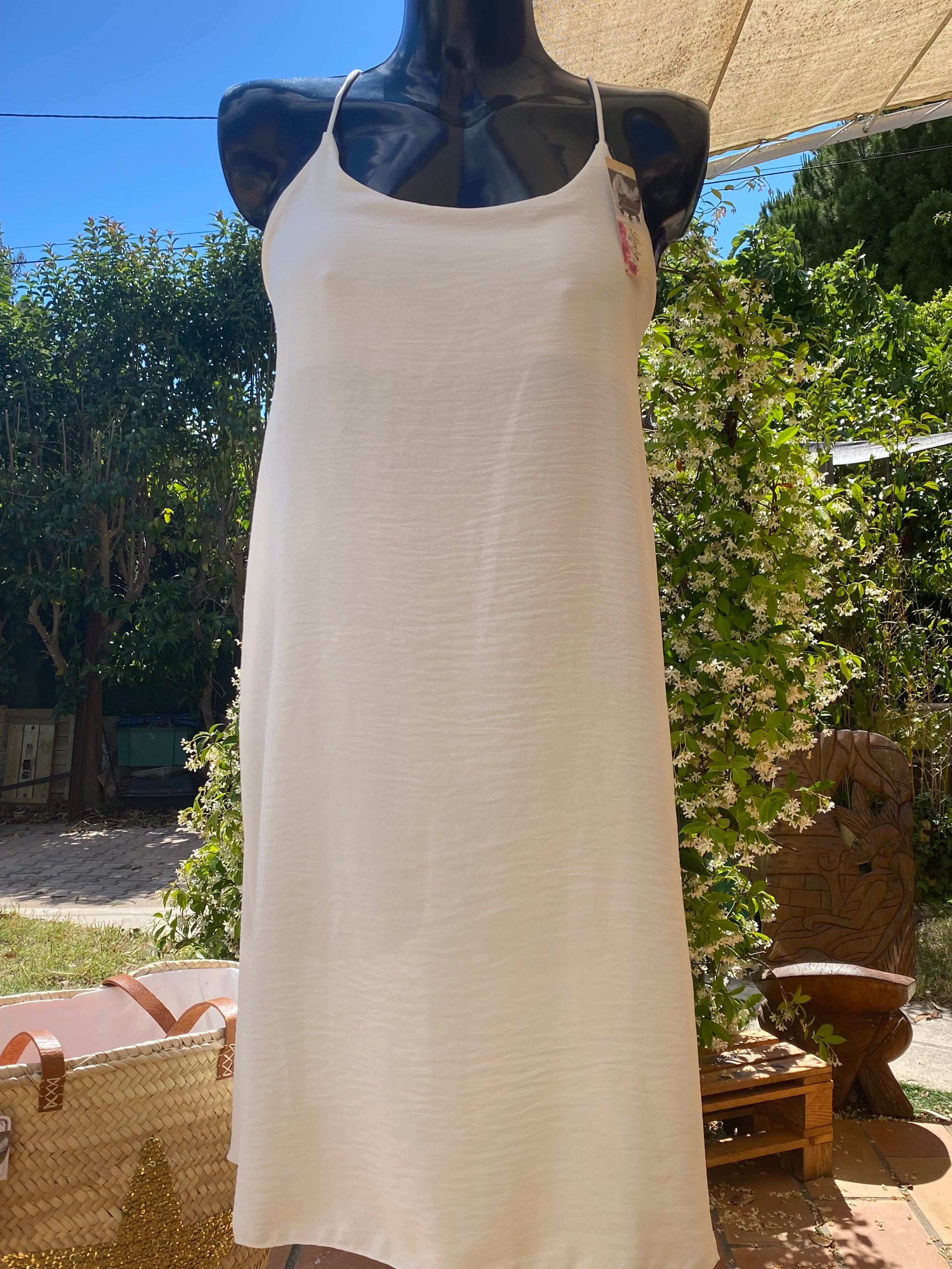 INEVA-MUST HAVE-ROBE COULEUR BLANCHE-ROBE BRETELLES CROISEES DOS-ROBE AMPLE UNIE-ROBE UNIE PAS CHERE-ROBE POLYESTERE-ROBE COURTE BRETELLES POUR CEREMONIES