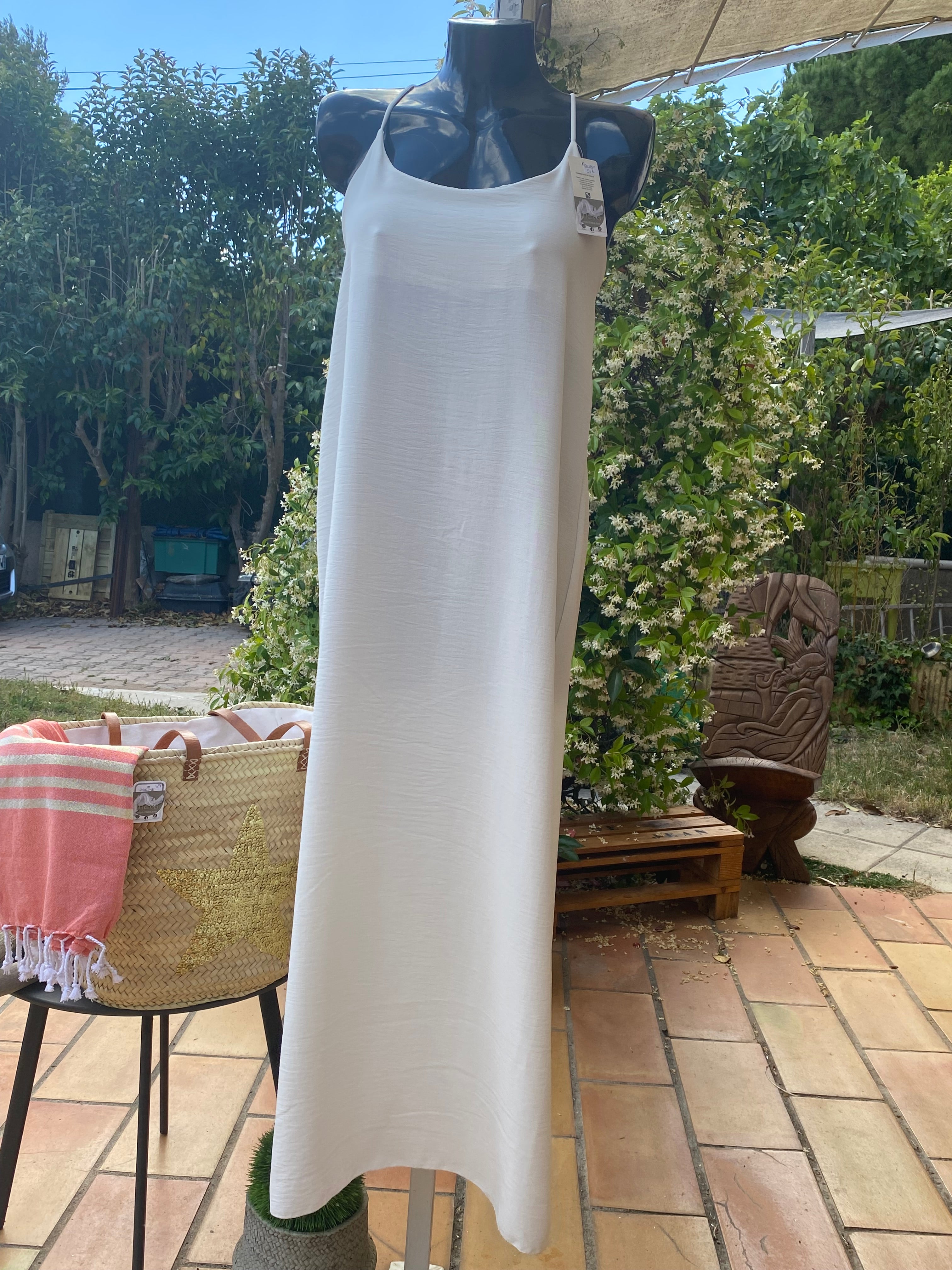 INEVA-MUST HAVE-ROBE LONGUE BLANCHE DE CEREMONIE-ROBE LONGUE BRETELLES CROISEES DOS-ROBE LONGUE UNIE ET FENDUE-ROBE LONGUE UNIE PAS CHERE-ROBE POLYESTERE-ROBE LONGUE BRETELLES SUR CARRY