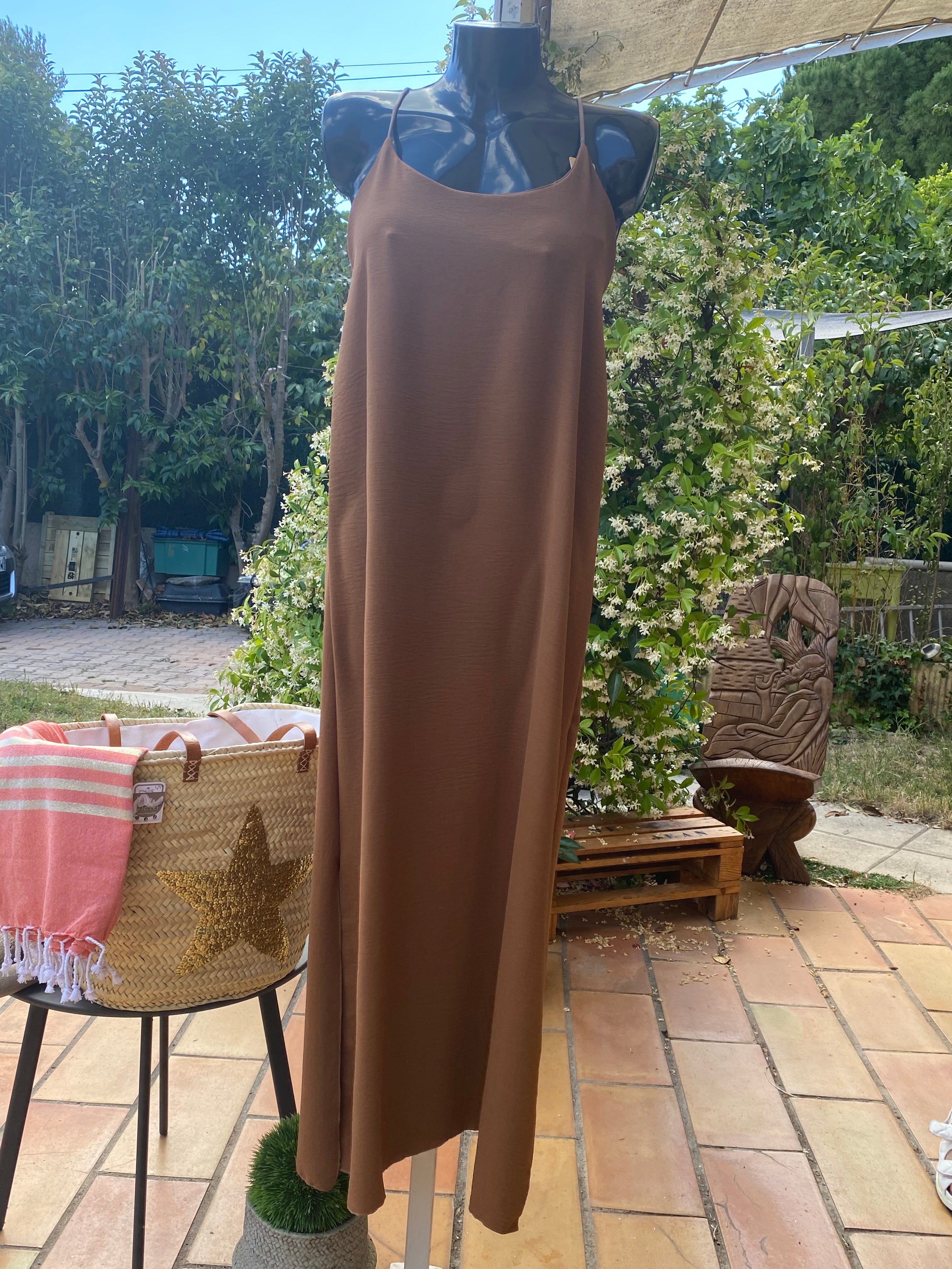 INEVA-MUST HAVE-ROBE LONGUE COULEUR CHOCO-ROBE LONGUE BRETELLES CROISEES DOS-ROBE LONGUE UNIE ET FENDUE-ROBE LONGUE UNIE PAS CHERE-ROBE POLYESTERE-ROBE LONGUE BRETELLES SUR CARRY