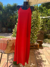 INEVA-MUST HAVE-ROBE LONGUE ROUGE-ROBE LONGUE BRETELLES CROISEES DOS-ROBE LONGUE UNI FENDUE-ROBE LONGUE UNI PAS CHERE-ROBE POLYESTERE-ROBE LONGUE BRETELLES SUR CARRY