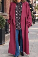 Imper long Cesar bordeaux porté ouvert, grand col tailleur et coupe ample
