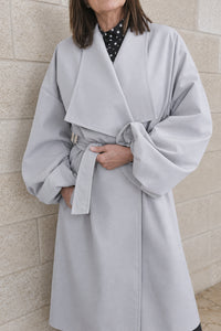Imper long Cesar écru porté fermé avec sa ceinture
