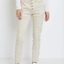 Pantalon Basile coupe baggy stretch taille midi avec boutons acier, vue de face porté par mannequin femme.