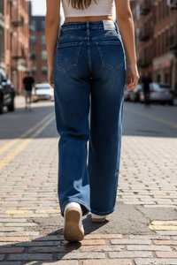 Jean wide leg Thomas denim bleu dos – coupe taille haute ample, poches arrière, femme marchant en ville pavés, Made in Italy
