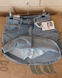Jupe-short jean Deso ouverte – short intérieur doublé tissu bleu clair visible, coupe mini portefeuille, jean délavé

