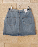 Jupe-short jean Deso dos – deux poches arrière denim délavé clair, finition ourlet brut, étiquette taille S Made in Italy
