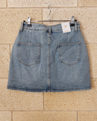 Jupe-short jean Deso dos – deux poches arrière denim délavé clair, finition ourlet brut, étiquette taille S Made in Italy
