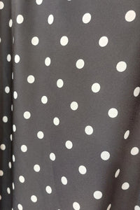 Jupe longue satinée à pois Alicia noire portée, look chic soirée
