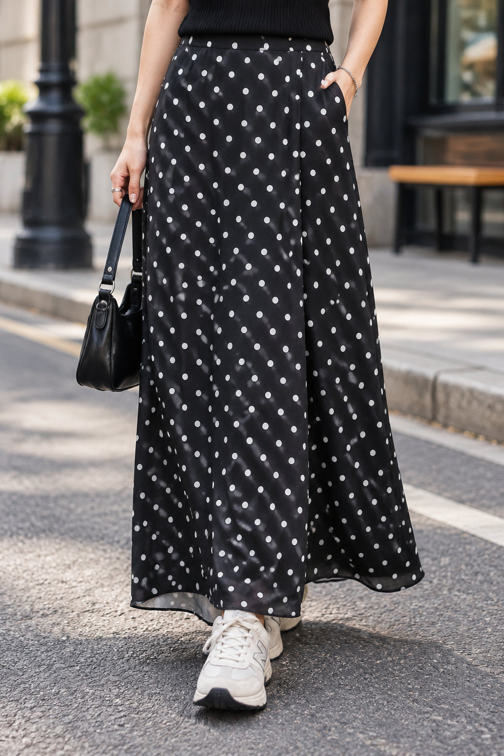 Jupe longue satinée à pois Alicia noire, taille élastique, coupe fluide

