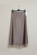 Jupe longue satin Diana taupe sur cintre fond beige — satin fluide stretch, bordure dentelle florale, taille élastique, coupe évasée longueur cheville, taille unique 34/42 — ineva
