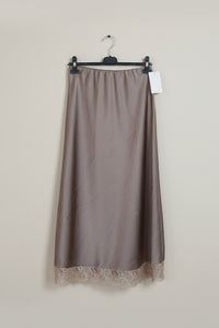 Jupe longue satin Diana taupe sur cintre fond beige — satin fluide stretch, bordure dentelle florale, taille élastique, coupe évasée longueur cheville, taille unique 34/42 — ineva
