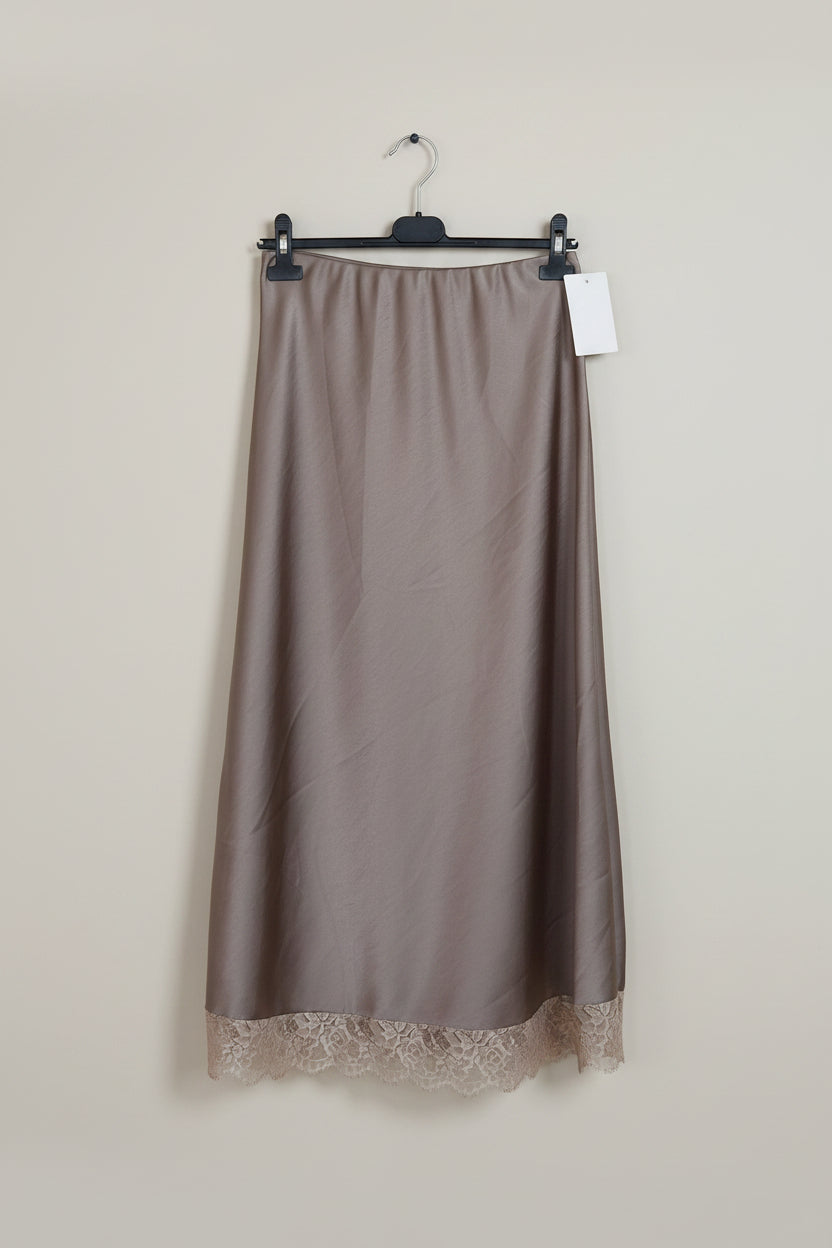 Jupe longue satin Diana taupe sur cintre fond beige — satin fluide stretch, bordure dentelle florale, taille élastique, coupe évasée longueur cheville, taille unique 34/42 — ineva
