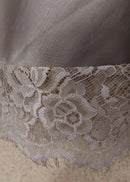 Détail bordure dentelle florale de la Jupe longue satin Diana taupe — dentelle florale beige sur satin fluide, finition romantique et féminine — ineva
