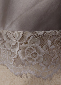 Détail bordure dentelle florale de la Jupe longue satin Diana taupe — dentelle florale beige sur satin fluide, finition romantique et féminine — ineva
