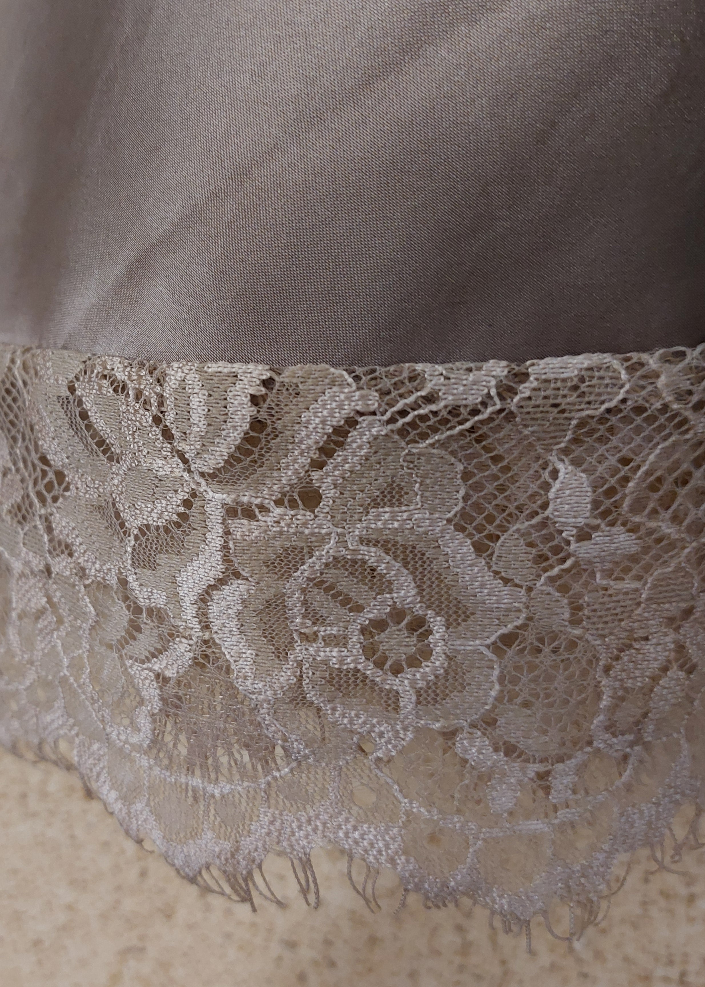 Détail bordure dentelle florale de la Jupe longue satin Diana taupe — dentelle florale beige sur satin fluide, finition romantique et féminine — ineva
