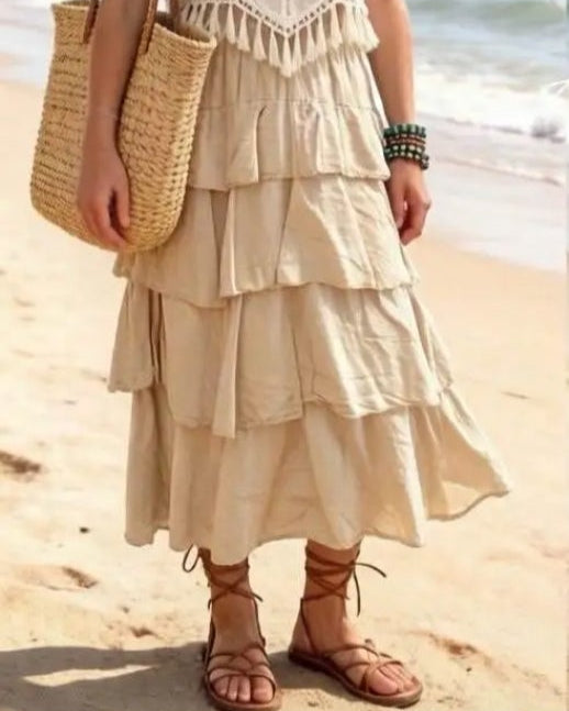 Jupe longue Emma ecru portée avec sandales à lacets sur une plage de sable — voile coton volants taille élastique — look bohème chic été — ineva
