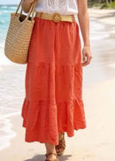 Jupe longue volants Janna orange portée sur la plage avec ceinture tressée boucle ronde — gaze coton 100%, esprit bohème chic — ineva
