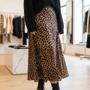 Femme portant la jupe Miss.L longue satinée imprimé léopard camel