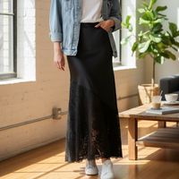 Femme portant la jupe longue Zaya bi-matière satin et dentelle - style élégant et confortable avec taille élastique
