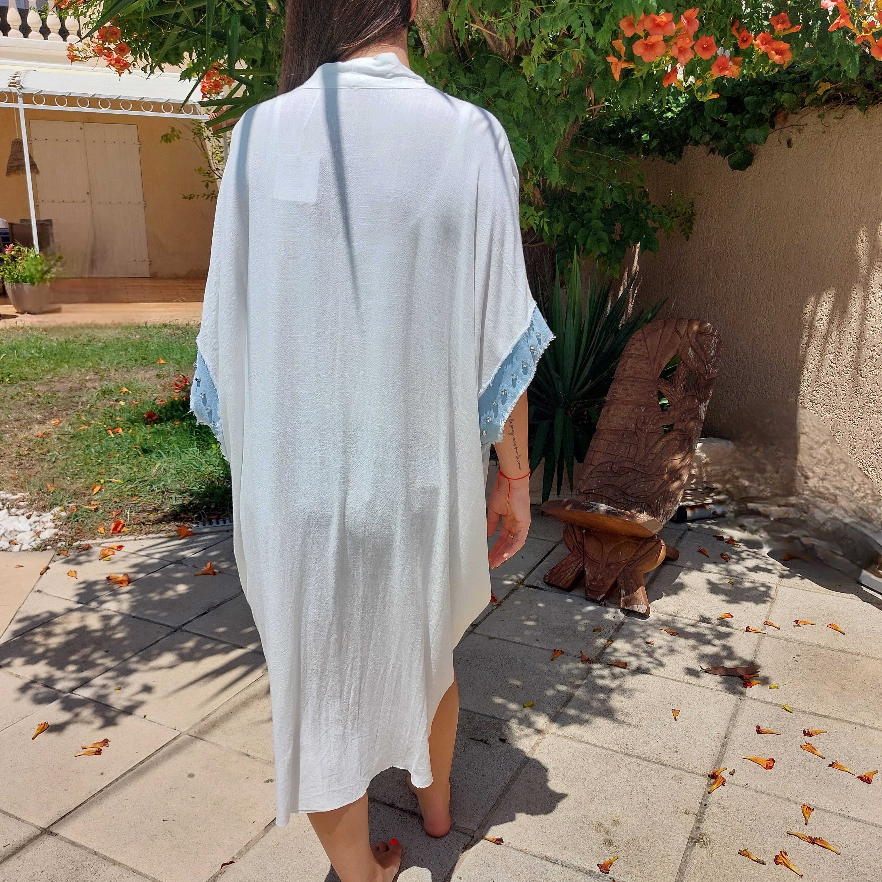 kimono vu de dos et porté par eva qui mesure 1m72 et il lui arrive mi-mollet. sur carry le rouet