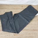Legging grande taille Santa noir en simili cuir brillant, présenté à plat avec les jambes repliées
