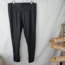 Legging grande taille Santa noir en simili cuir brillant, présenté en entier sur un cintre à pinces

