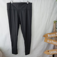 Legging grande taille Santa noir en simili cuir brillant, présenté en entier sur un cintre à pinces
