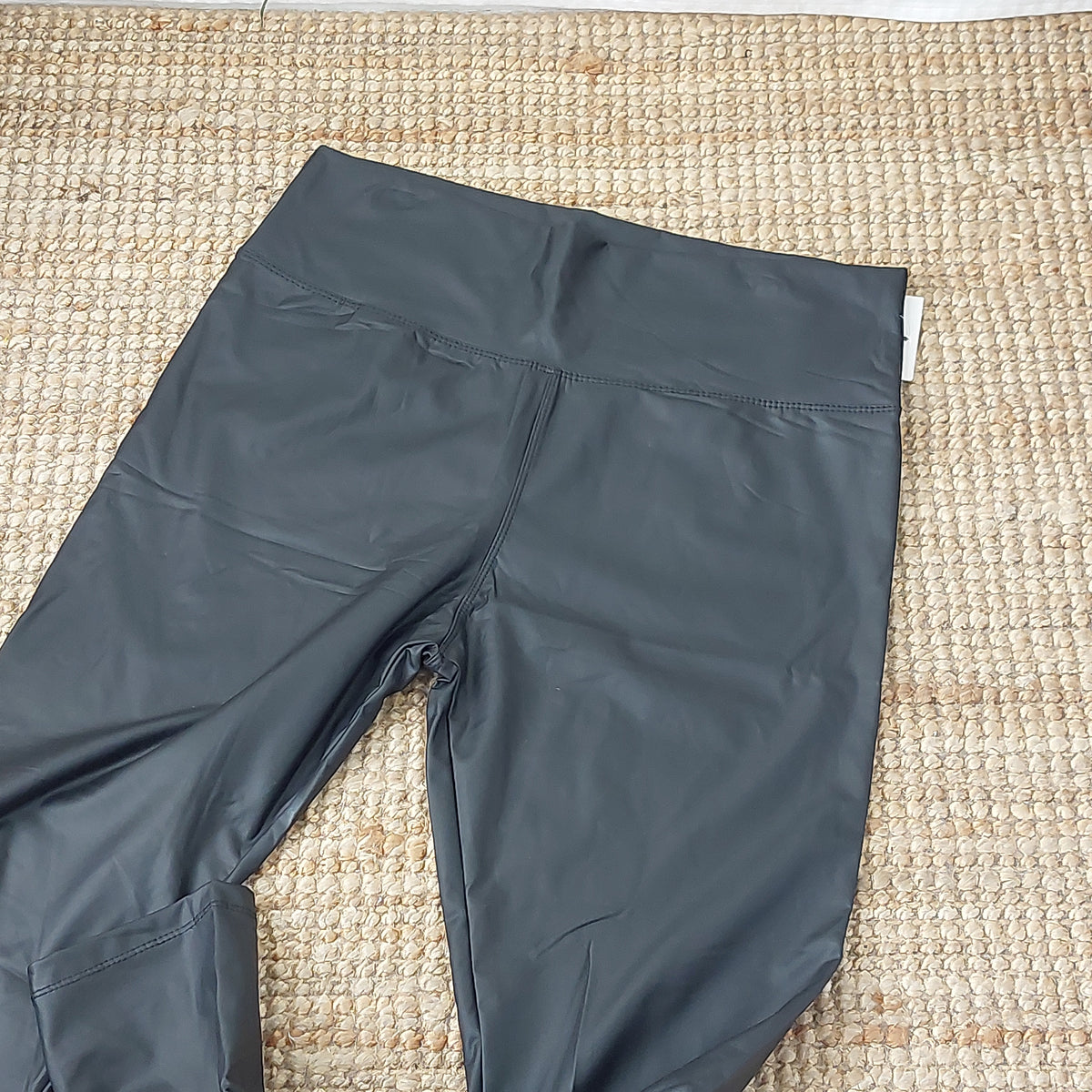 Détail de la large ceinture et du simili cuir brillant du legging grande taille Santa noir
