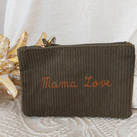 pochette velours côtelé kaki avec message " mama love" brodé en camel