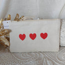 Pochette tissus 16*11 ecrue avec trois coeurs rouges brodés cote à cote