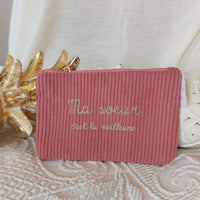 pochette velours côtelé rose avec message " ma soeur c'est la meilleure" brodé en doré