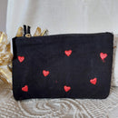 Pochette coloris noir petits coeurs rouges brodés par ci par là 