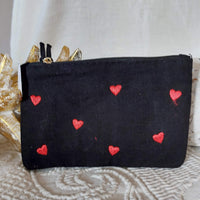 Pochette coloris noir petits coeurs rouges brodés par ci par là 