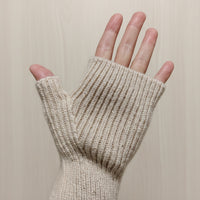 Mitaines longues Lume portées montrant la vue intérieure sans doigts avec sequins