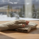 Mitaines femme Noril beige en maille fantaisie sans doigts portées