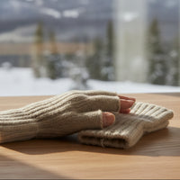 Mitaines femme Noril beige en maille fantaisie sans doigts portées