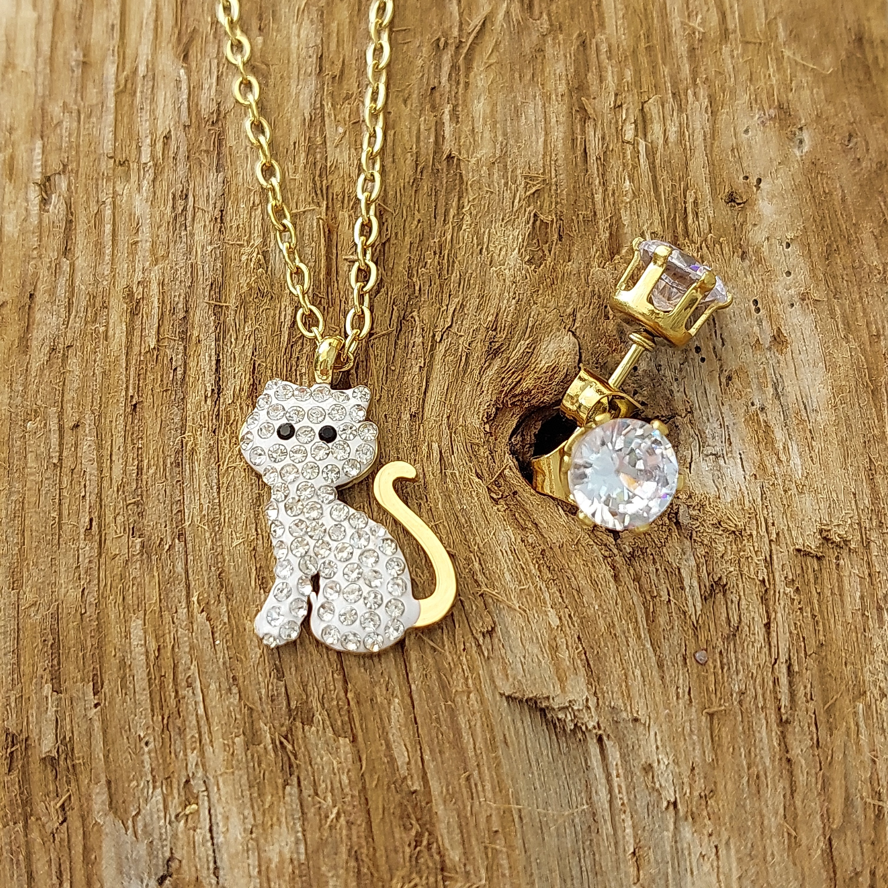 INEVA-PARRURE EN ACIER INOXYDABLE-PARRURE DANS UN COFFRET PAS CHER-ENSEMBLE COLLIER PENDENTIF CHAT CERTI DE STRASS ET PAIRE DE BRILLANT BOUCLE D OREILLE- ENSEMBLE COLLIER BO ET CHAT DORE-PARRURE COLLIER CHAT ET BRILLANT-PARRURE BIJOUX PAS CHERES SUR CARRY